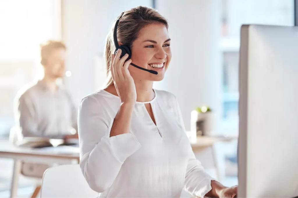 Woman with headset - Customer service staffing